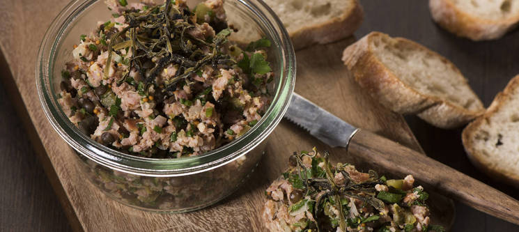Tartare de saucisse d’Ajoie aux lentilles vertes et aux herbes
