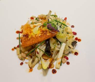 La Cuchaule façon pain perdu, au vacherin fribourgeois au dés de pommes parfumé au romarin en vinaigrette de vin cuit