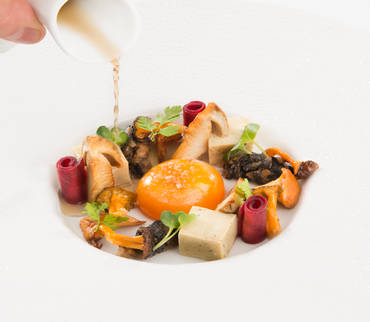 Jeu de textures et de cuissons autour des champignons d'automne et de l’œuf mollet, bouillon parfumé au thym