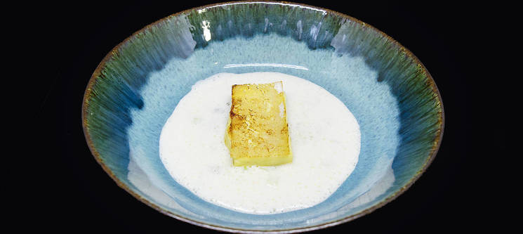 Biscuit coquilles St-Jacques, jus de corail et oignon brûlé