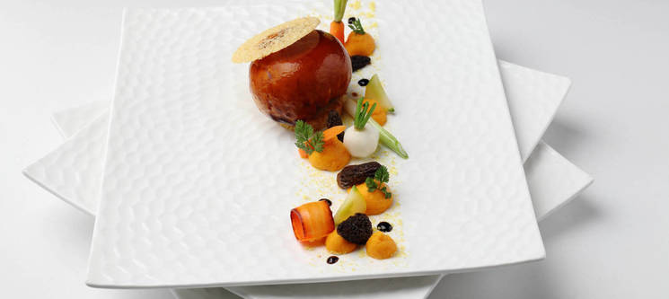 Ballotine de volaille au vieux Gruyère glacée  dans son jus, mousseline de carottes et cuchaule dorée