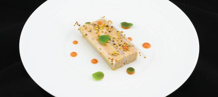 Terrine de foie gras de canard, filets de perches LOË fumés, orange, pollen