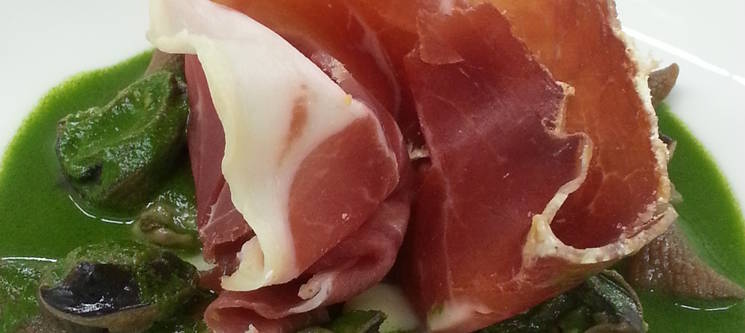 Fricassée d’escargot du Pays à la crème d’ail doux,  jus de persil poivré et copeaux de jambon Pata Negra