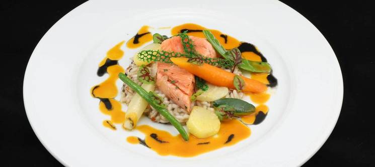 Roulade de Truite de Mer sur son Risotto Provençal et sauce Curry Rouge