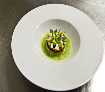 Pot-au-feu de jarret de boeuf, bouillon lié aux feuilles de céleri