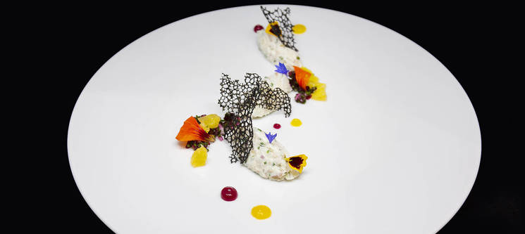 Rillettes de perches fumées, vinaigrette vierge betterave et agrumes, tuile noire